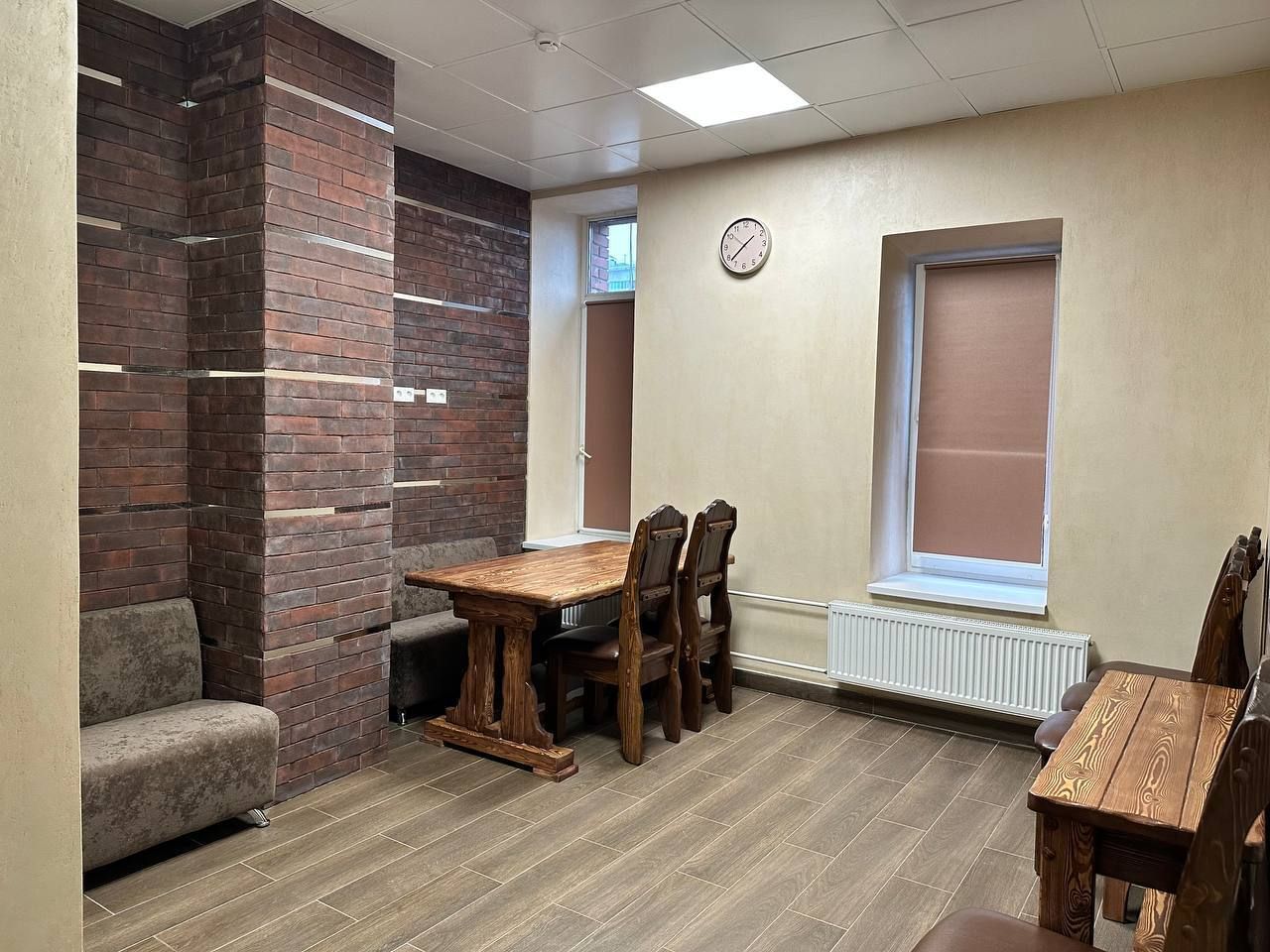 VIP-комната отдыха со столом и диваном
